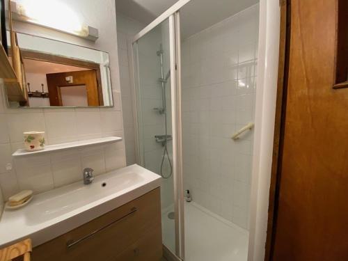 Phòng tắm tại Appartement Crest-Voland, 3 pièces, 5 personnes - FR-1-733-148
