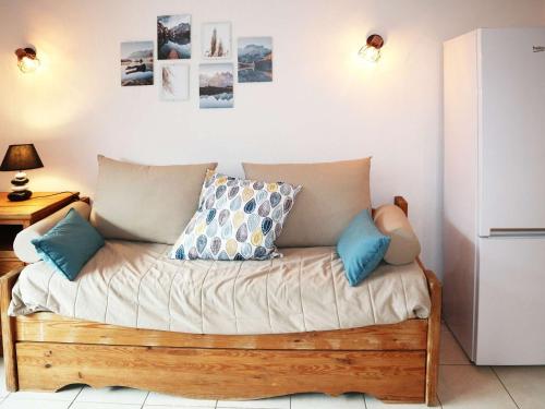 - un canapé avec des oreillers dans l'établissement Appartement Les Orres, 2 pièces, 5 personnes - FR-1-322-539, aux Orres