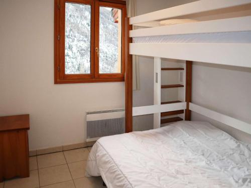 une chambre avec un lit superposé et une fenêtre dans l'établissement Appartement skis aux pieds avec piscine, 4/5 personnes, Les Orres 1800 - FR-1-322-539, aux Orres