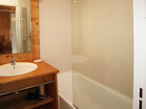 La salle de bains est pourvue d'un lavabo et d'une baignoire. dans l'établissement Appartement Les Orres, 2 pièces, 5 personnes - FR-1-322-539, aux Orres