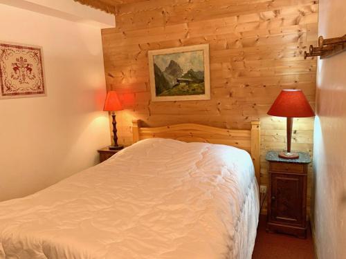 une chambre avec un lit dans une cabane en rondins dans l'établissement 4 pièces, 8 pers. 70m², balcon sud, au pied des pistes, Alpe d'Huez - FR-1-405-344, à Huez