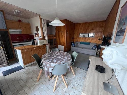 une cuisine et une salle à manger avec une table et des chaises dans l'établissement Studio Cabine Calme avec Balcon, Proche Navette et Station Les Angles - FR-1-593-100, aux Angles