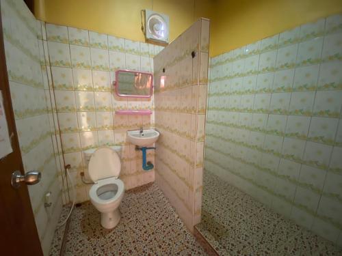 een kleine badkamer met een toilet en een wastafel bij สวนดวงมณี รีสอร์ท in Ban Tha Thong Mon