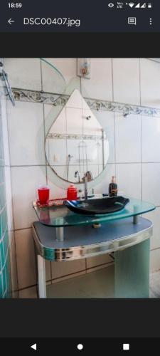 ein Bad mit einem Waschbecken und einem Spiegel in der Unterkunft COLONIAL CÍCERO POMBO in Petrolina