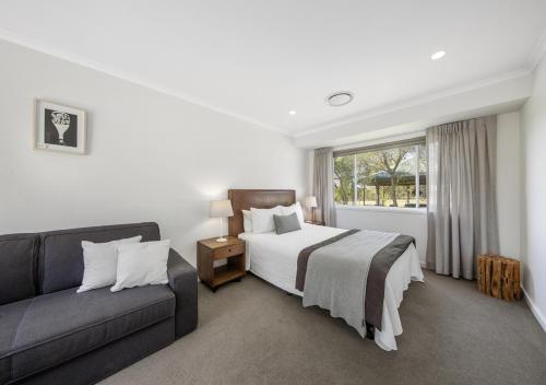 Postel nebo postele na pokoji v ubytování Harkham House - Stunning Property!