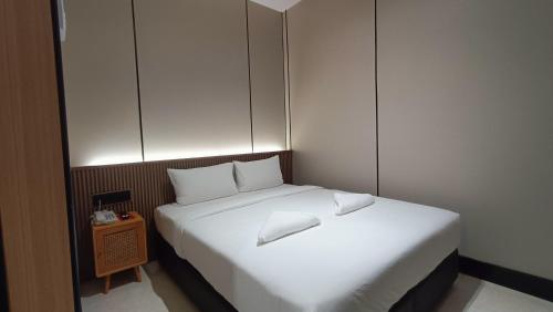 Postel nebo postele na pokoji v ubytování Urban Inn, Serai Wangi