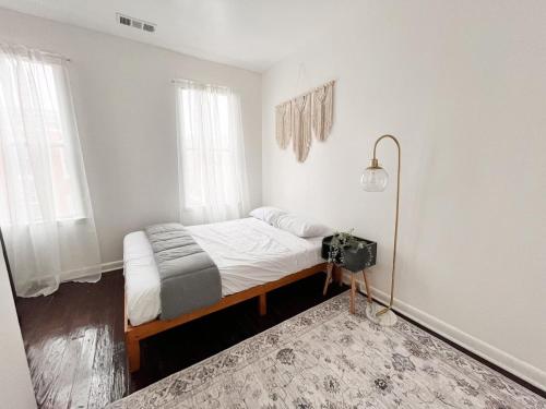 - une chambre avec un lit et un appareil photo dans l'établissement Cheerful Two Bedroom Central Location Downtown, à Baltimore