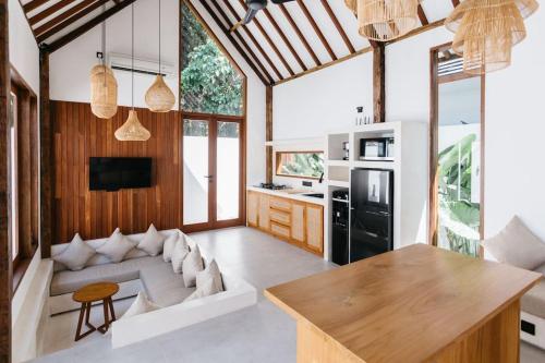 een grote woonkamer met een bank en een tafel bij New 1 Bedroom Villa Baru 9 in Canggu