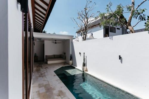 einen Pool im Hinterhof eines Hauses in der Unterkunft New 1 Bedroom Villa Baru 9 in Canggu