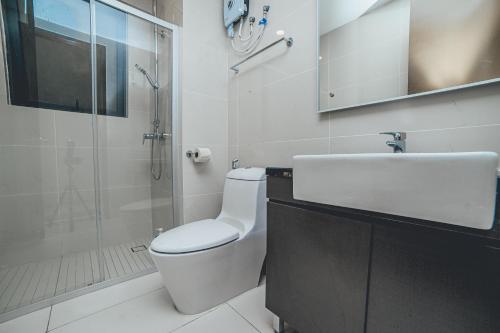 Ένα μπάνιο στο Amberside Comfy Stay 3BR in Danga Bay by Our Stay