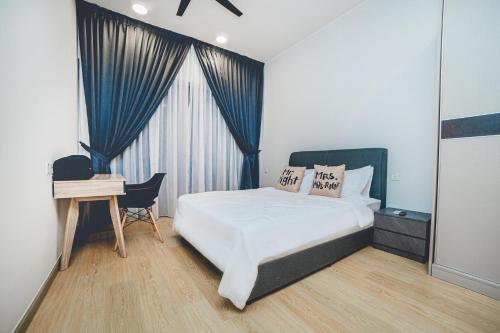 Ένα ή περισσότερα κρεβάτια σε δωμάτιο στο Amberside Comfy Stay 3BR in Danga Bay by Our Stay