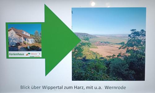 une photo d'une maison avec une flèche verte dans l'établissement Ferienhaus Waldperle Harzblick, à Wernrode