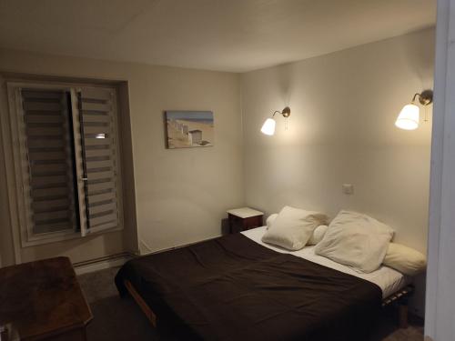 - une chambre avec un lit avec deux oreillers et une fenêtre dans l'établissement Lautrec, à Cernay-la-Ville