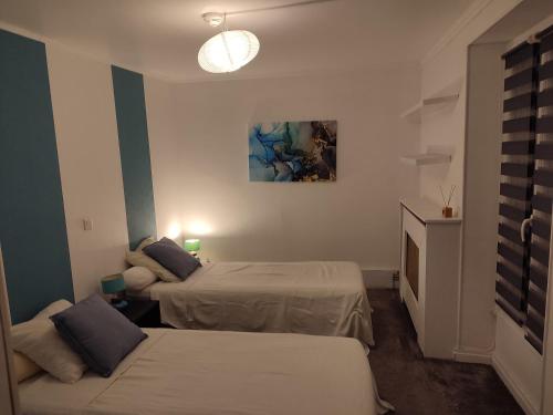 une petite chambre avec deux lits et un canapé dans l'établissement Lautrec, à Cernay-la-Ville