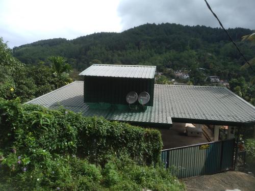 una casa con dos altavoces en el techo en RIVERVIEW Guest en Kandy
