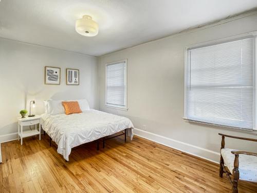 een slaapkamer met een bed en 2 ramen bij 3 Br For 9 Guests -large Beautiful 3 Story Duplex in Des Moines