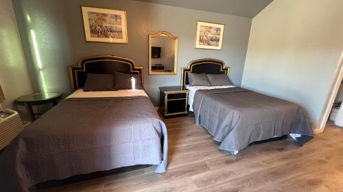 Postel nebo postele na pokoji v ubytování Texas Lodge Kenedy