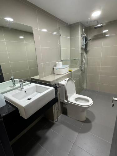 a bathroom with a sink and a toilet at Iskandar Puteri Sunway Grid Residence Deluxe Loft by Ningle Loft in Kampong Pendas