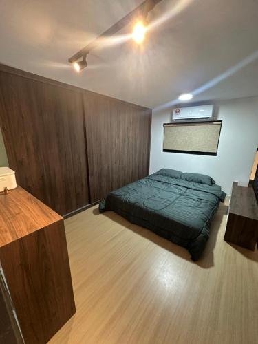 Kampong PendasにあるIskandar Puteri Sunway Grid Residence Deluxe Loft by Ningle Loftのベッドルーム1室(ベッド1台、シーリングファン付)