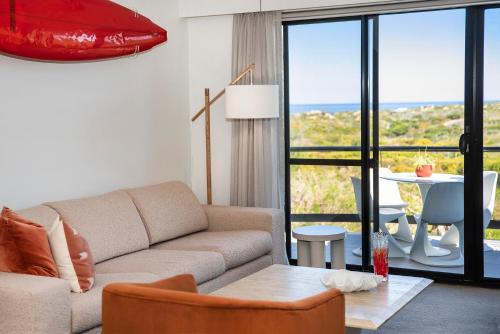 格納拉巴普的住宿－Panorama at Margarets Beach，客厅配有沙发和桌子