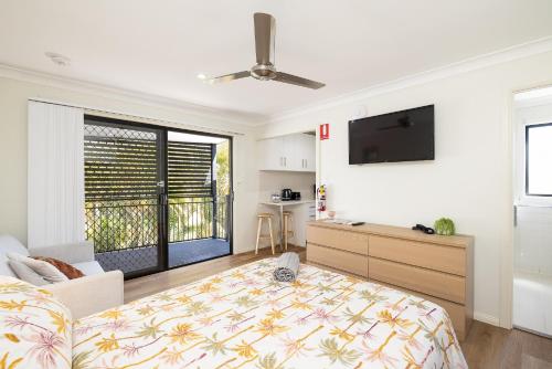 1 dormitorio con 1 cama y TV de pantalla plana en Studio, Popcorn, Close to transport & Restaurants! en Brisbane
