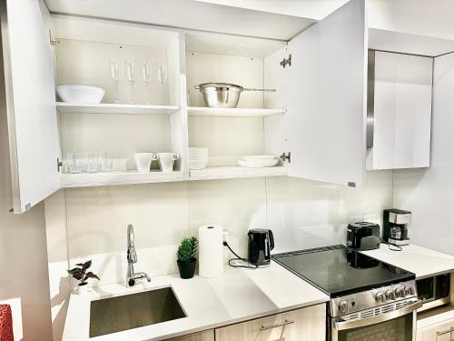 Køkken eller tekøkken på Cozy 2 Bedroom by Eaton Centre Mall