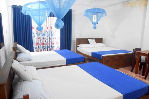Postel nebo postele na pokoji v ubytování Queen Inn Anuradhapura