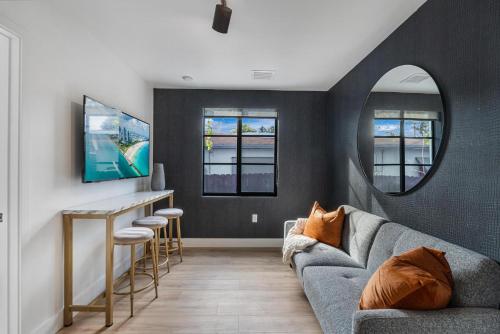 un salon avec un canapé et un miroir dans l'établissement Lux Retreat By Renzzi, à Miami