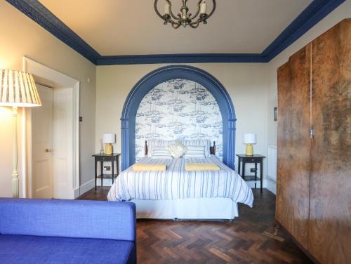 una camera con un letto e una grande finestra di Towyn Lodge a Trearddur