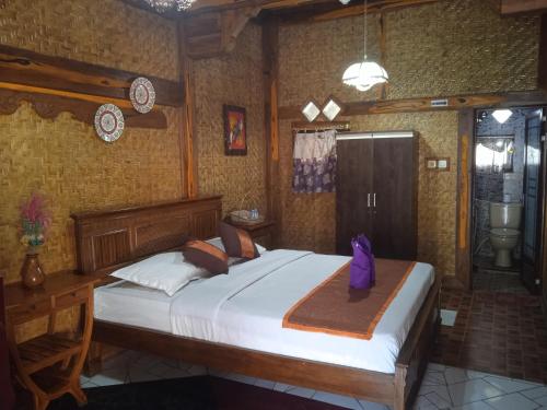 a bedroom with a large bed in a room at Yoschi's Hotel Bromo in Ngadisari