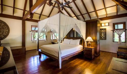 Ένα ή περισσότερα κρεβάτια σε δωμάτιο στο Koh Jum Beach Villas "A member of Secret Retreats"