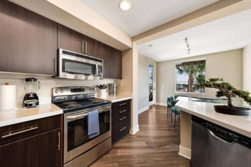 Beautiful & Spacious Santa Monica Retreat 3BD 2BA