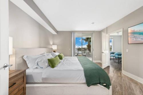 a bedroom with a large white bed with green pillows at Beautiful & Spacious Santa Monica Retreat 3BD 2BA in Los Angeles