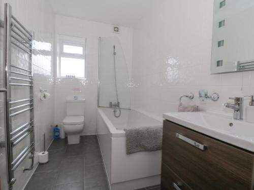 Bilik mandi di The Hideaway Beach House