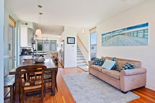 un soggiorno con divano e tavolo di Bay View Beach House - Your Coastal Retreat a San Diego