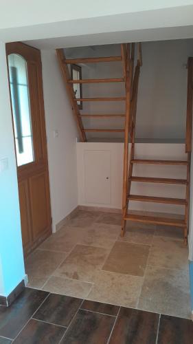 een kamer met een trap en een kamer met een vloer bij maison mitoyenne avec piscine Un moment chez Diane in Grasse