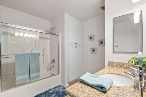 een badkamer met een wastafel, een douche en een bad bij Stunning Ocean View 1BR Venice Beach Marina DelRey in Los Angeles
