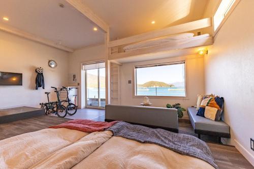 um quarto com uma cama grande e uma janela em Tsuruga Sazanami Resort Chobei em Tsuruga