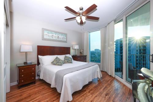 デスティンにあるMarvelous 9th Floor Condo Gulf, Pool & Sunset Viewのベッドルーム1室(ベッド1台、シーリングファン付)