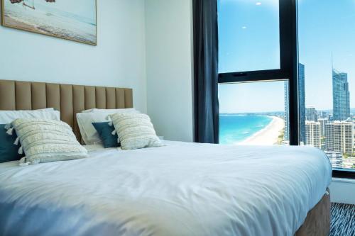 een slaapkamer met een bed en uitzicht op het strand bij In the heart of Surfers Paradise oceanview cozy 1B Apt 34F in Gold Coast