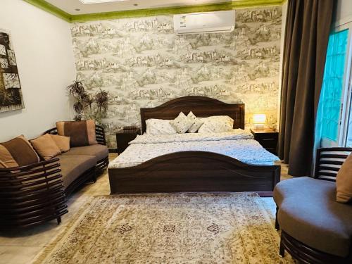 1 dormitorio con 1 cama y 1 sofá en دور بغرفتين نوم في المحمدية شمال الرياض en Riad