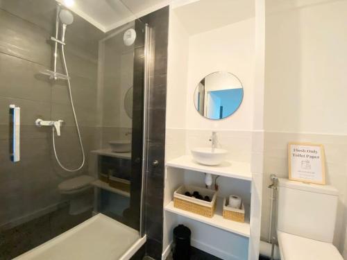 Ванна кімната в Triplex Cosy à 3 min du RER A et 15 min de Disney
