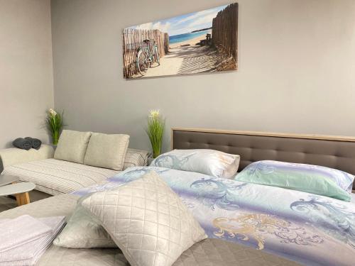 1 dormitorio con 1 cama, 1 sofá y 1 pintura en NJ Luxury rooms and suites, en Varna
