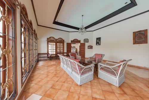 Posezení v ubytování RedDoorz Plus at Wisma Kenanga Sukabumi