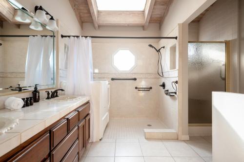 uma casa de banho com um chuveiro e um lavatório. em Sea Glass by AvantStay 5BR Unique Beach House on Balboa Peninsula w Patio em Newport Beach