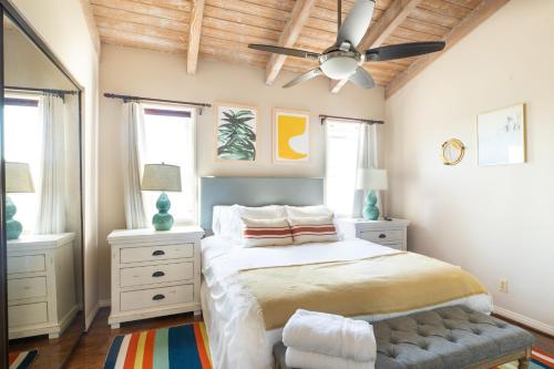 um quarto com uma cama e uma ventoinha de tecto em Sea Glass by AvantStay 5BR Unique Beach House on Balboa Peninsula w Patio em Newport Beach