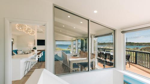 a home with a view of the ocean at Dolphinview in Coffin Bay