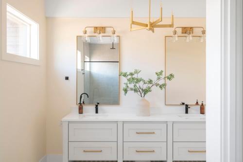 Baño con 2 lavabos y espejo en Pioneer by AvantStay Magnificent Home Located In The Brasada Ranch Community, en Powell Butte