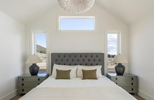 1 dormitorio blanco con 1 cama grande y 2 mesitas de noche en Pioneer by AvantStay Magnificent Home Located In The Brasada Ranch Community, en Powell Butte