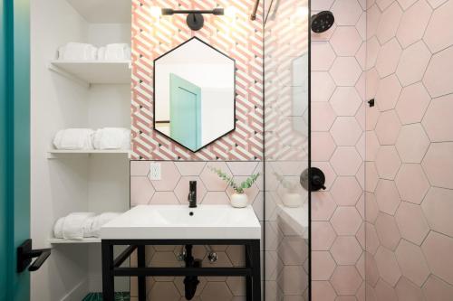 約書亞樹的住宿－Chicory by AvantStay Modern Desert Retreat w Hot Tub，一间带水槽和镜子的浴室
